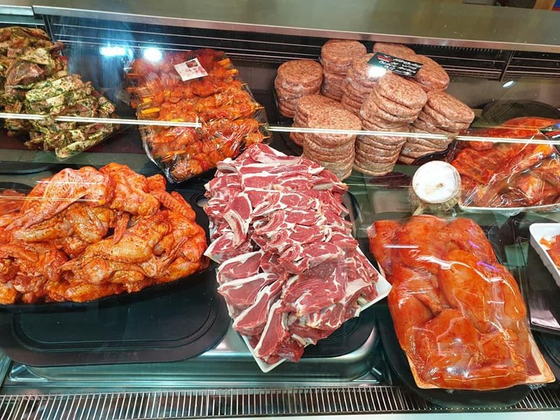 Vanzatoare carne- mezeluri